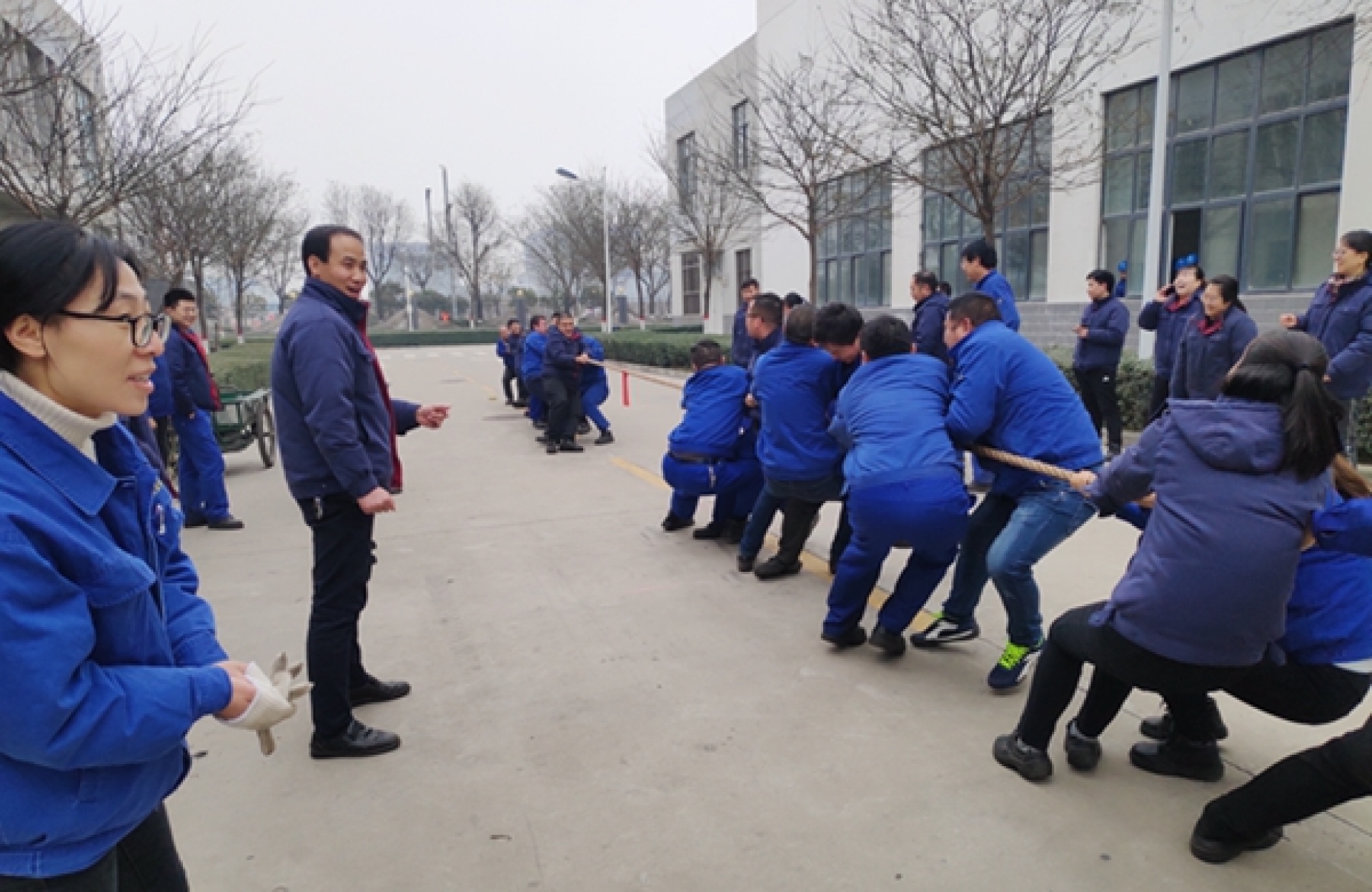 热加工分公司迎新年拔河比赛